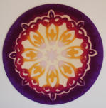 "Erneuerung",  Ø 100 cm, Merinowolle weiss, dottergelb, pink, brombeere und flieder auf gelber Chiffonseide